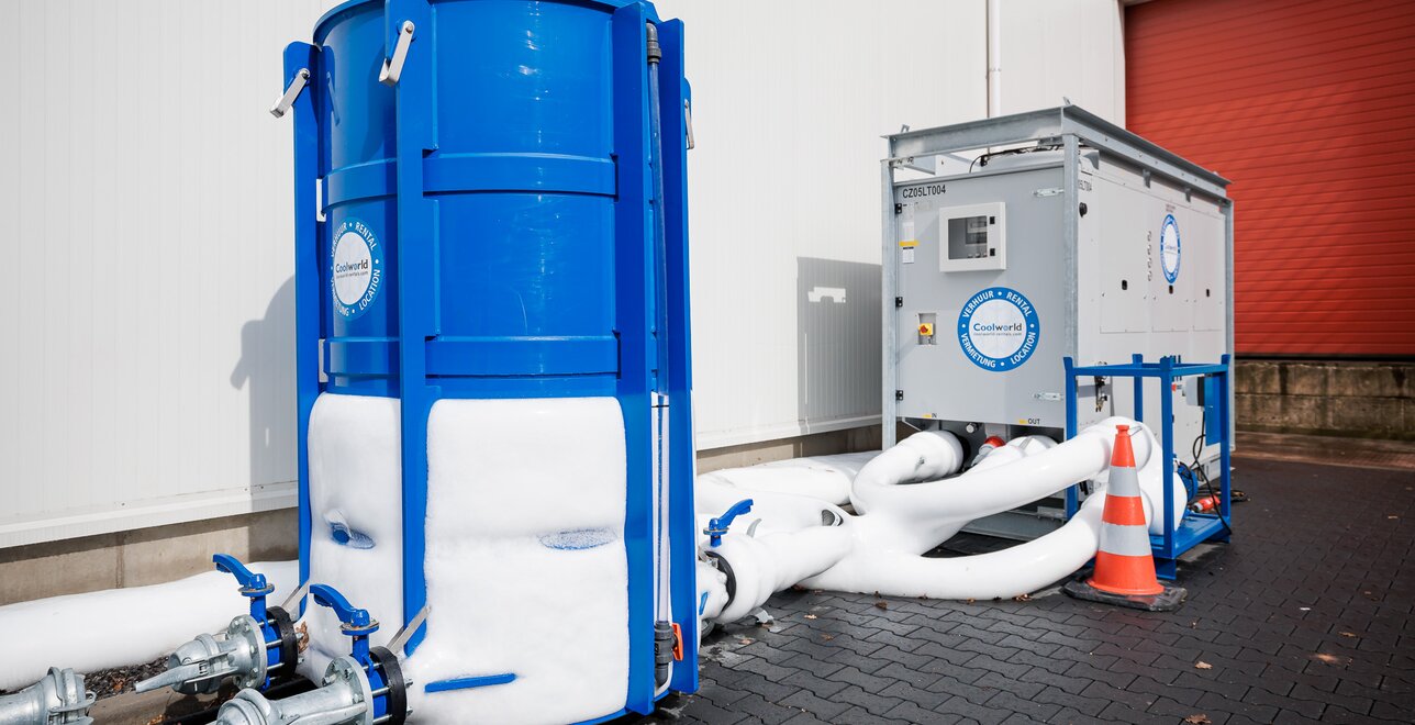 De Low temp chiller, compleet met pomp buffervat gekoppeld aan de vaste installatie.